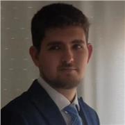 Recién graduado en periodismo. Y dar clases a niños de primaria a poder ser